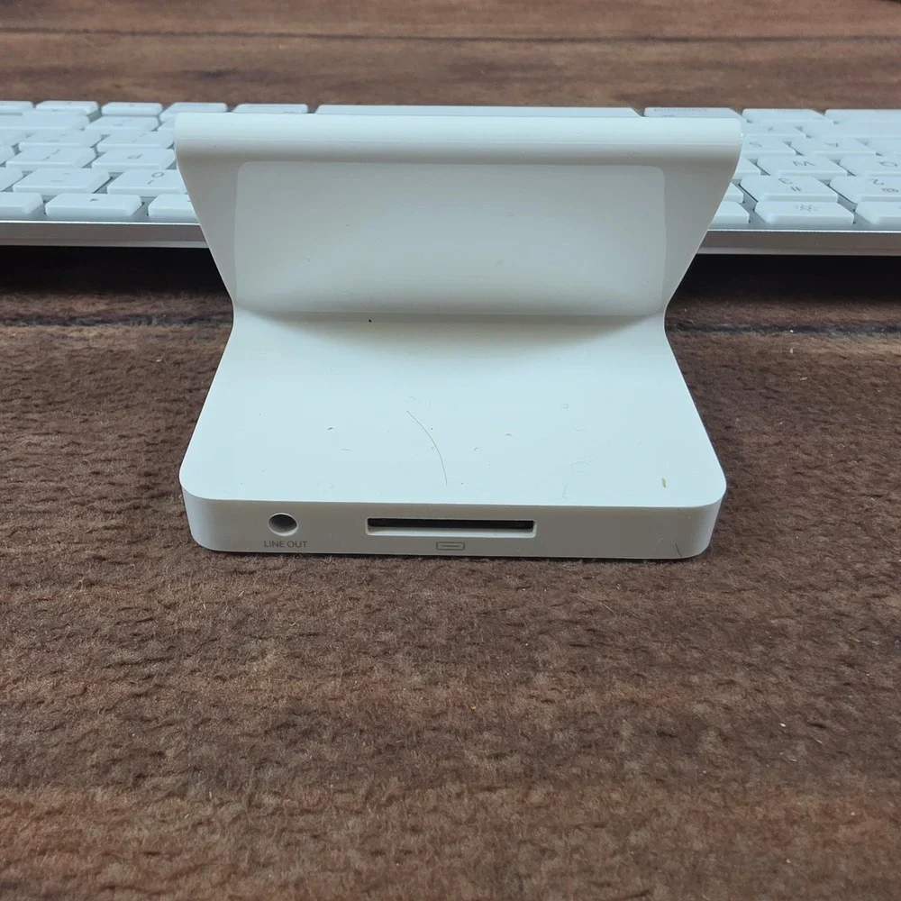 Apple iPad Keyboard Dock A1359 White Silver Good 30-Pin Connector MC359LL/A